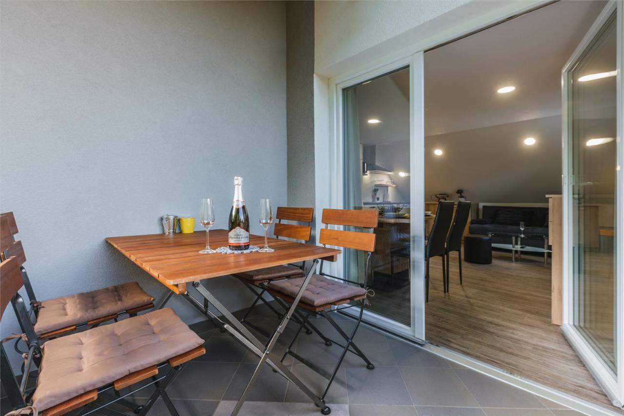 Blue Door - Studio Apartment เลสเซ ภายนอก รูปภาพ