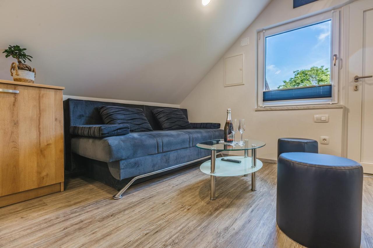 Blue Door - Studio Apartment เลสเซ ภายนอก รูปภาพ
